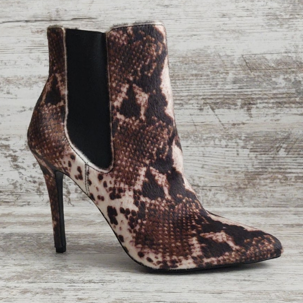 🟦NIB Charles David Snake Print Fur Boot